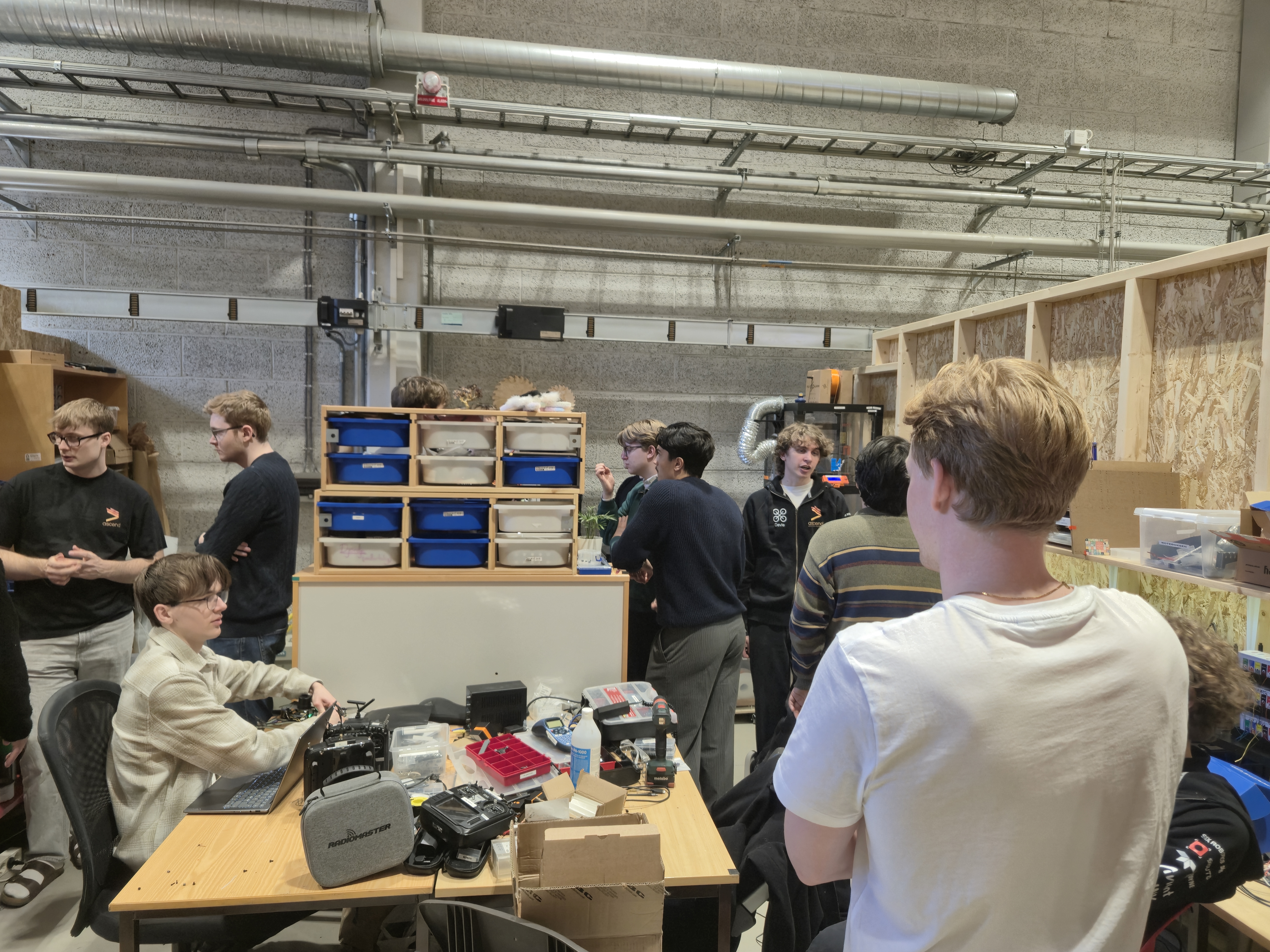 Lift HVL members getting a tour of Ascend NTNU's workshop.